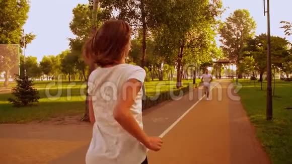 人们在城市公园慢跑视频的预览图