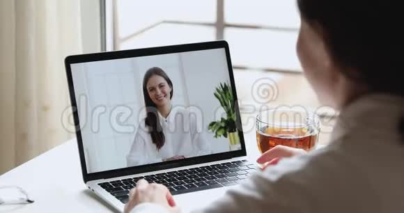 远程工作人员和管理人员在笔记本电脑应用程序上的视频呼叫视频的预览图