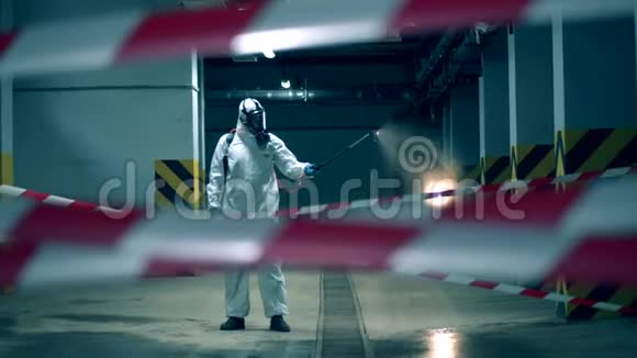 一名工人在大流行病期间使用喷雾器消毒视频的预览图