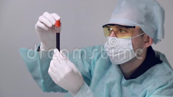 医生做血液检查技师手里拿着一个装有验血的管子检查血液视频的预览图