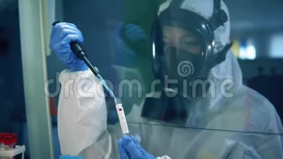 女性研究人员在实验室工作冠状病毒样本视频的预览图