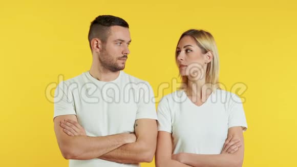 女人说不男人说是黄色背景视频的预览图