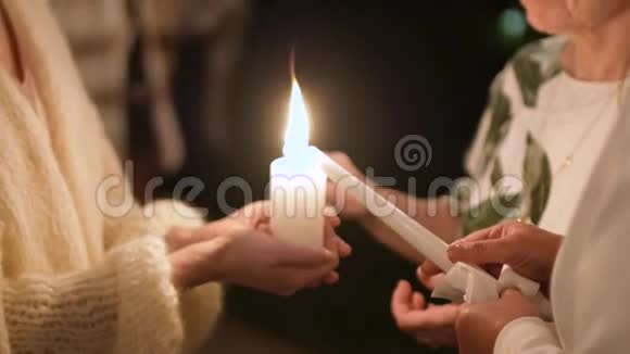 晚上新郎新娘和两位母亲手里拿着蜡烛视频的预览图