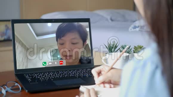 4K在家工作老板制作视频会议命令员工在家庭隔离期间通过笔记本电脑与员工合作视频的预览图