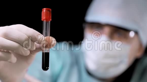 关闭医生进行血液测试技师手里拿着一个装有血液测试的管子检查视频的预览图