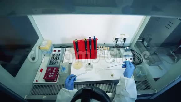 一位生物学家在实验室进行冠状病毒的研究视频的预览图