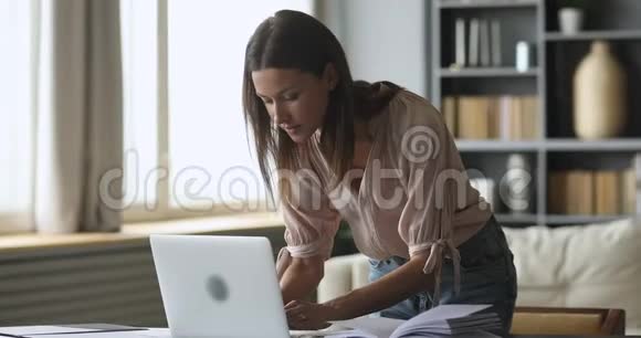 专注于在电脑上远程工作的快乐年轻女人视频的预览图
