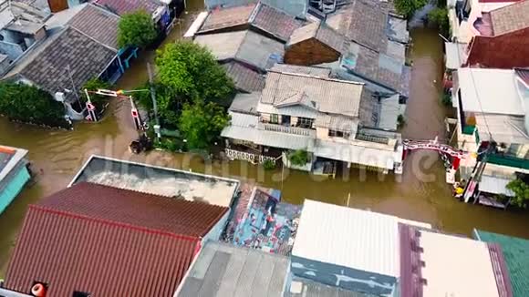 空中POV视图描述洪水大规模自然灾害后造成的破坏视频的预览图