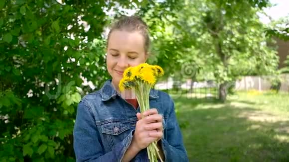 年轻女子用一束花打喷嚏概念季节性过敏视频的预览图