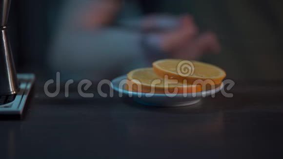 酒保准备传统的橙片视频的预览图