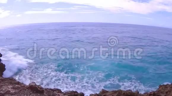 蓝色的海洋泡沫和天空视频的预览图