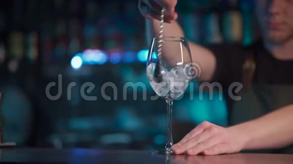 在夜总会酒保把冰混为开胃酒视频的预览图