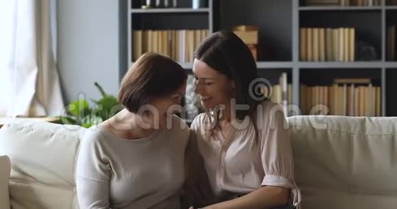 幸福的两代女性家庭享受在一起的时光视频的预览图