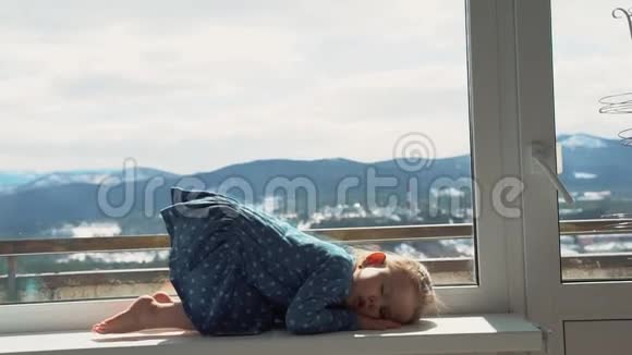 悲伤的孩子看着窗户无聊体贴的小女孩被隔离的人在家隔离病毒流行爆发视频的预览图