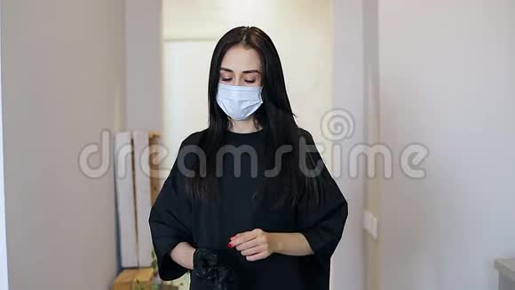 年轻的黑发女子戴着黑色手套在2020年流行期间防止病毒视频的预览图