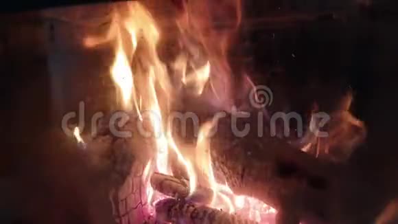 浪漫场景壁炉内一个后备箱的近景视频的预览图