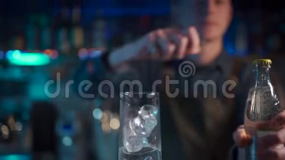调酒师将现代杜松子酒鸡尾酒与冰块混合视频的预览图