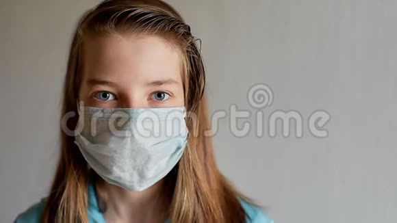 自我隔离和隔离一个戴着医疗面具的少女的肖像防止病毒和疾病视频的预览图