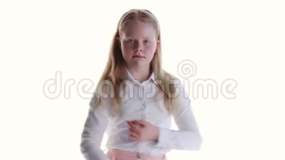 摄影棚里一个白人背景的活泼的女学生跳着滑稽的舞蹈视频的预览图