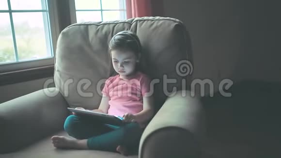 家里的平板电脑上有个小女孩视频的预览图