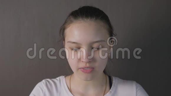 一个十几岁的女孩戴着防止病毒感染的保护面具的肖像视频的预览图