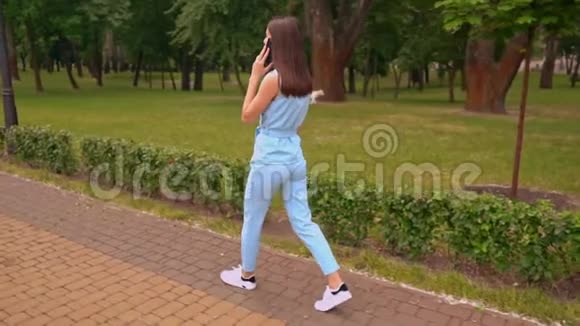 女性在跑步时通过电话交谈视频的预览图