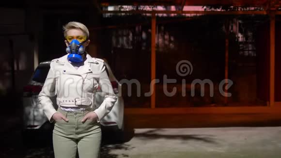 一个留短发的女人在户外戴呼吸器中型视频的预览图