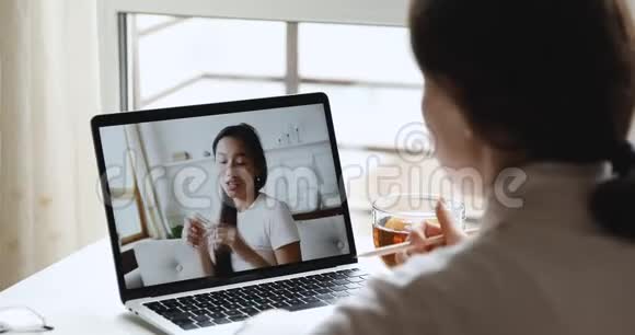 观看亚洲化妆师笔记本电脑屏幕教程的年轻女子视频的预览图