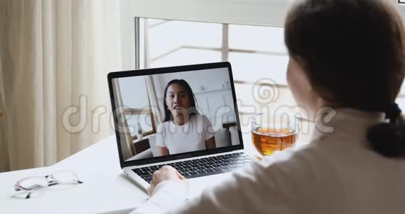 快乐的亚洲少女通过视频电话与朋友闲聊视频的预览图