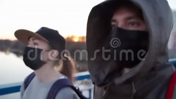 一对夫妇脸上戴着医疗面具走在街上SARSConV2期间手术面罩的人士视频的预览图
