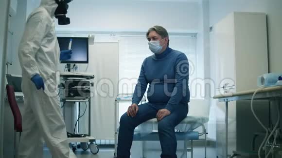 医生正在取一个老年病人的口腔拭子Covid19大流行病毒冠状病毒疾病世界流行视频的预览图