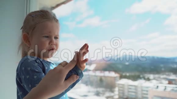 一个小女孩用手指在窗户上画了一颗心视频的预览图