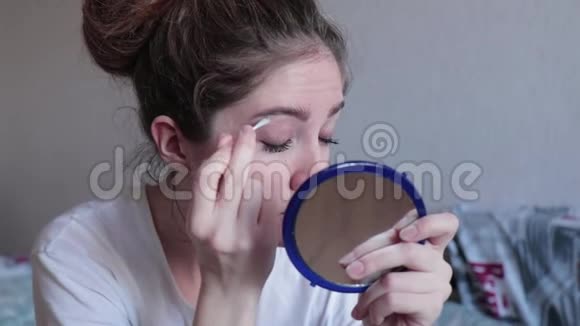 年轻女孩化妆照镜子视频的预览图