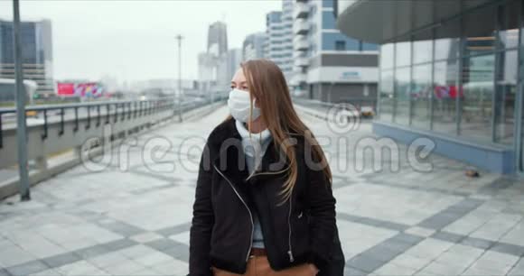 冠状病毒大流行年轻金发女子的肖像在外面的面具保护街道是空的在封锁期间视频的预览图