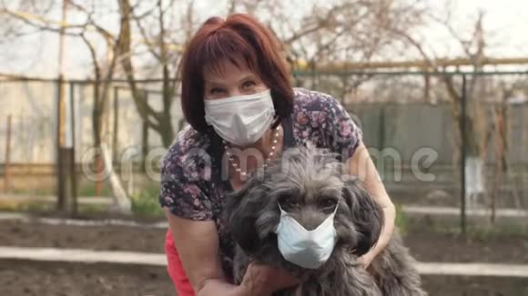 戴着保护面具的女主人的狗视频的预览图