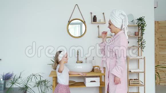 母亲和女儿一起刷牙视频的预览图