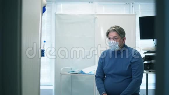 生病冠状病毒患者在医院covid19概念医务人员将病人的唾液用于诊断视频的预览图