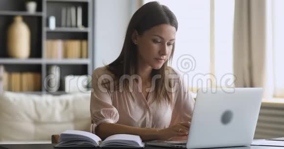 可爱的年轻自由职业女商人在家里用电脑工作视频的预览图