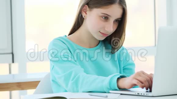 可爱的女孩用笔记本电脑视频的预览图