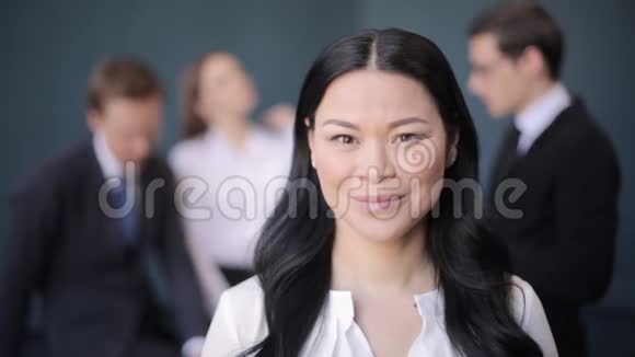 亚洲女商人看着镜头微笑视频的预览图