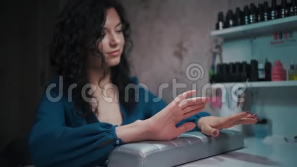 美丽的女性看指甲和指甲抛光视频的预览图