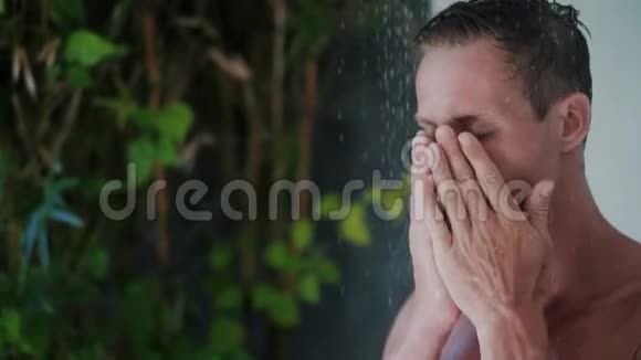 现代开放式浴室淋浴人的肖像背景绿色植物视频的预览图
