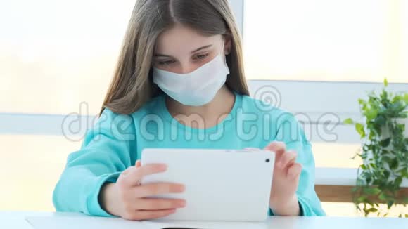 戴面具的女孩用平板电脑视频的预览图