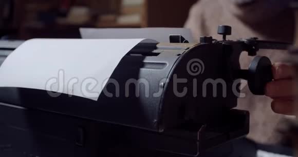 合上一个作家用的老式打字机4k视频的预览图