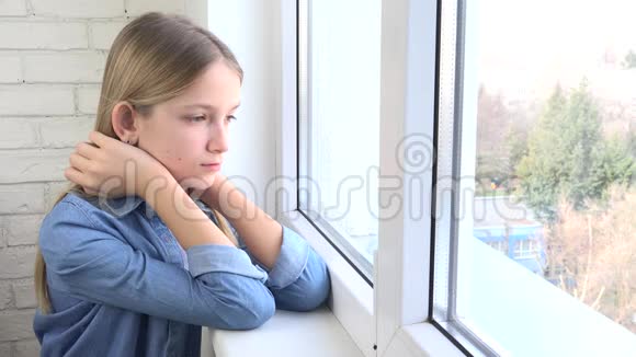 悲伤的孩子看着窗户不快乐的孩子无聊的体贴的女孩少女的悲伤被隔离在家的人视频的预览图