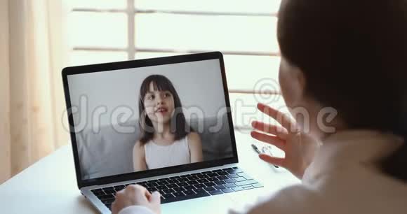 可爱的女孩与妈妈或家庭教师交谈视频视频的预览图