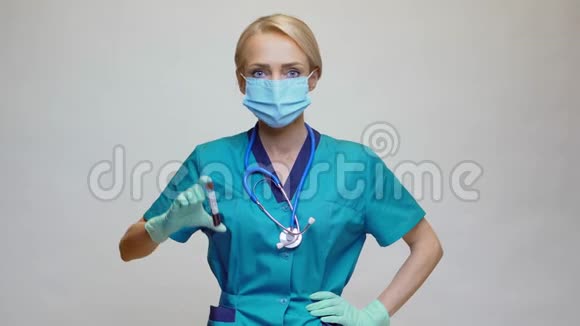医生护士戴防护面罩和手套的妇女持有COVID19阴性血检视频的预览图