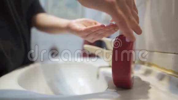 女孩用肥皂洗手4K视频的预览图