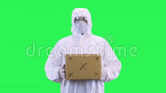一个穿着防护服戴着防护面罩和眼镜的人拿着一个带追踪的盒子视频的预览图
