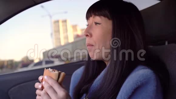 女孩在车里吃芝士汉堡视频的预览图